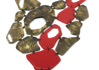 Grand collier plastron en laiton et Plexiglas rouge