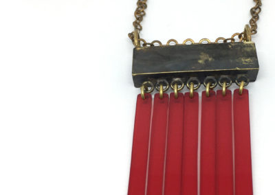Sautoir en laiton et Plexiglas rouge transparent