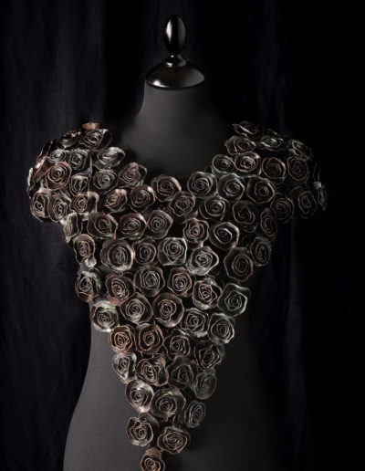 collier de roses métalliques