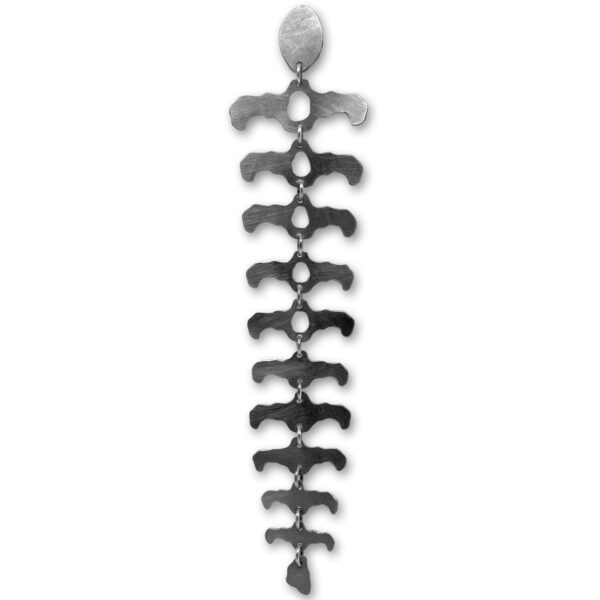 Longue boucle d'oreille en argent noirci.