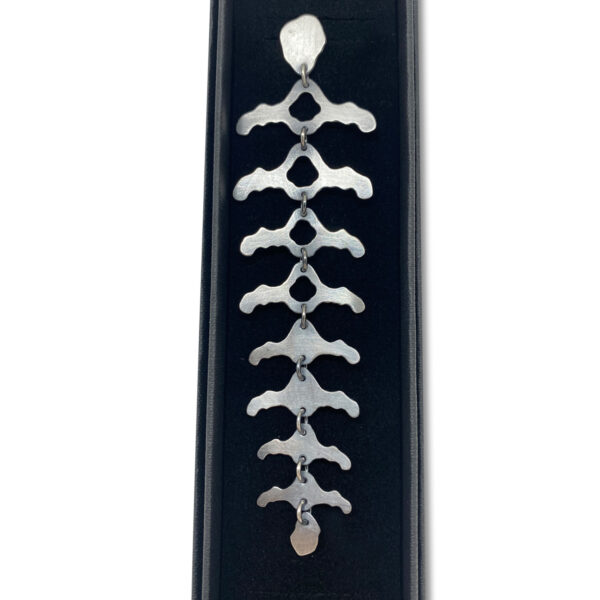 Longue boucle colonne vertébrale en argent.