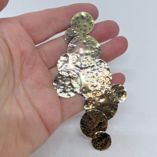 boucle d'oreille solo en laiton martelé