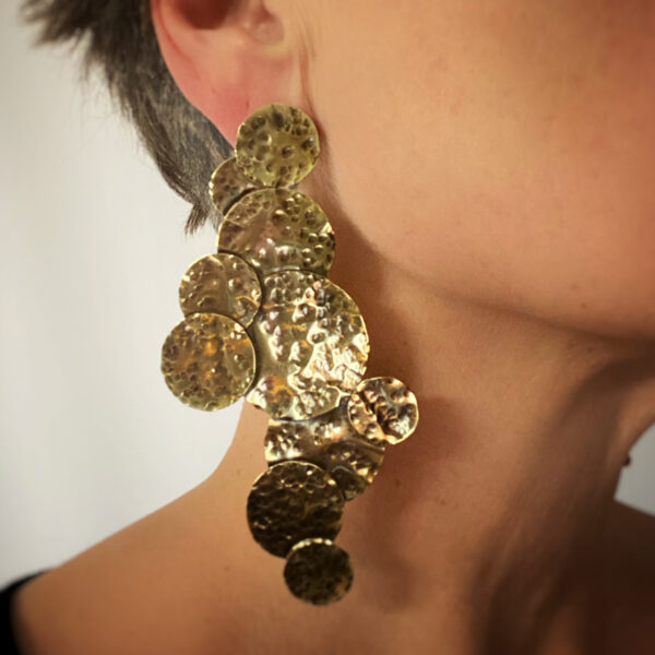 boucle d'oreille solo en laiton martelé