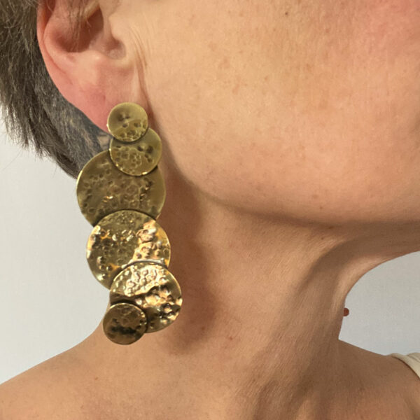 Boucle d'oreille solo en laiton martelé