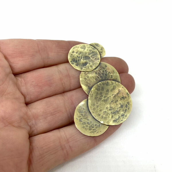 Boucle d'oreille solo en laiton martelé