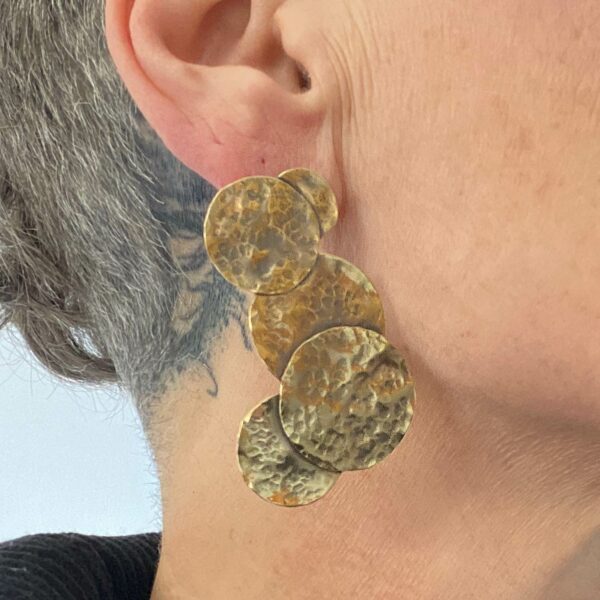 Boucle d'oreille solo en laiton martelé