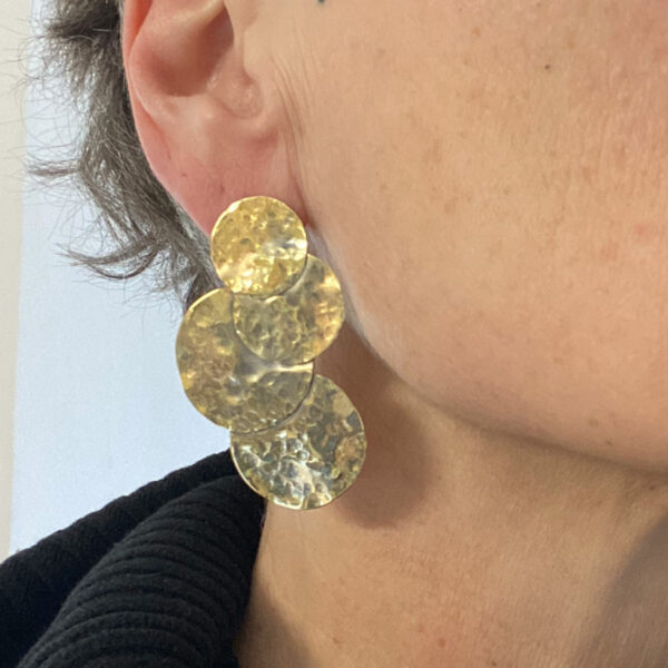 Boucle d'oreille ronde, solo, en laiton martelé