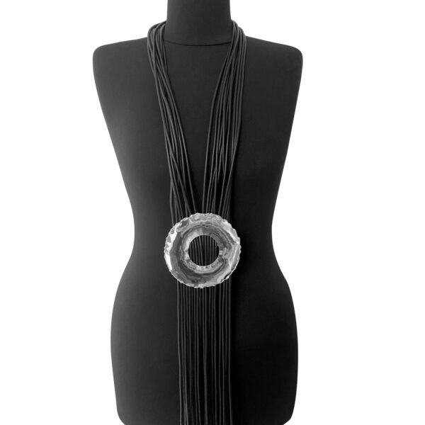 Long collier en laiton argenté et caoutchouc