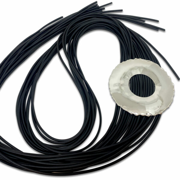 Long collier en laiton argenté et caoutchouc