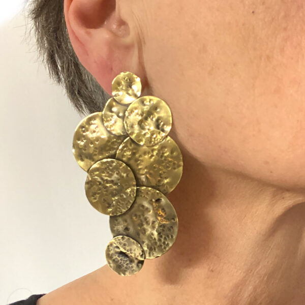 Grande boucle d'oreille en laiton martelé