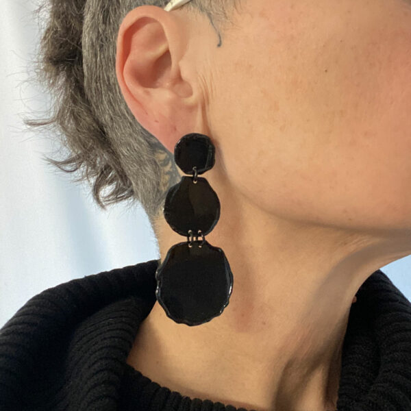 Longues boucles d'oreilles en laiton noir brillant