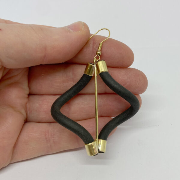Boucles d'oreilles torsadées en laiton et caoutchouc